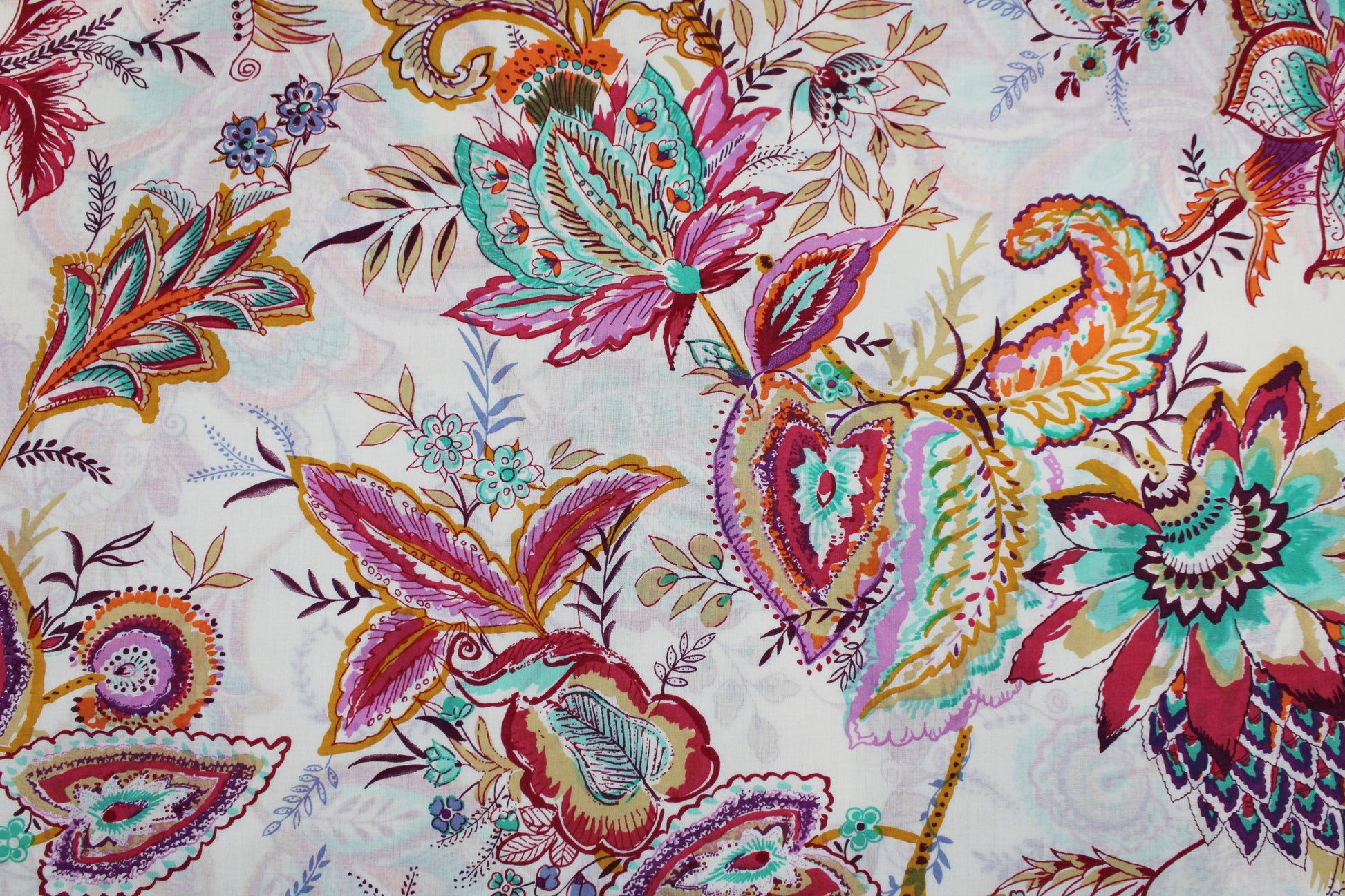 Baumwollbatist mit buntem Paisley-Blumenmuster auf wollweißem Grund Detailbild