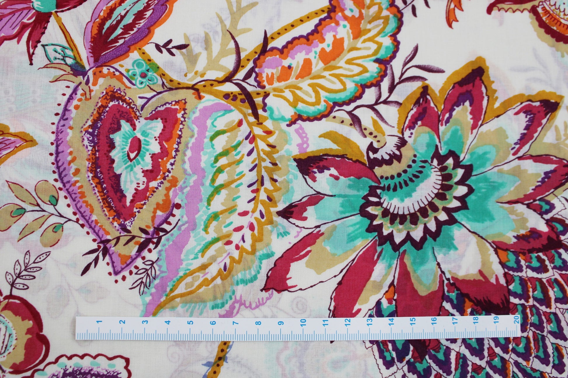 Baumwollbatist mit buntem Paisley-Blumenmuster auf wollweißem Grund Maßstab