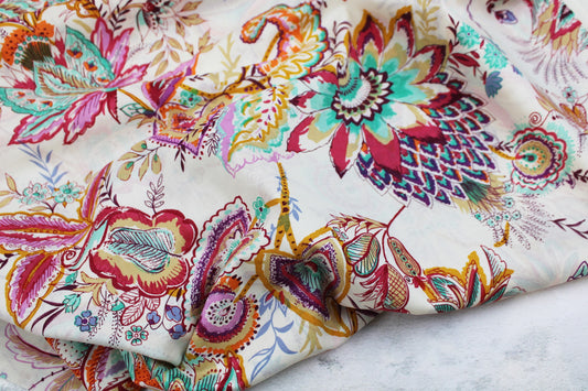 Baumwollbatist mit buntem Paisley-Blumenmuster auf wollweißem Grund