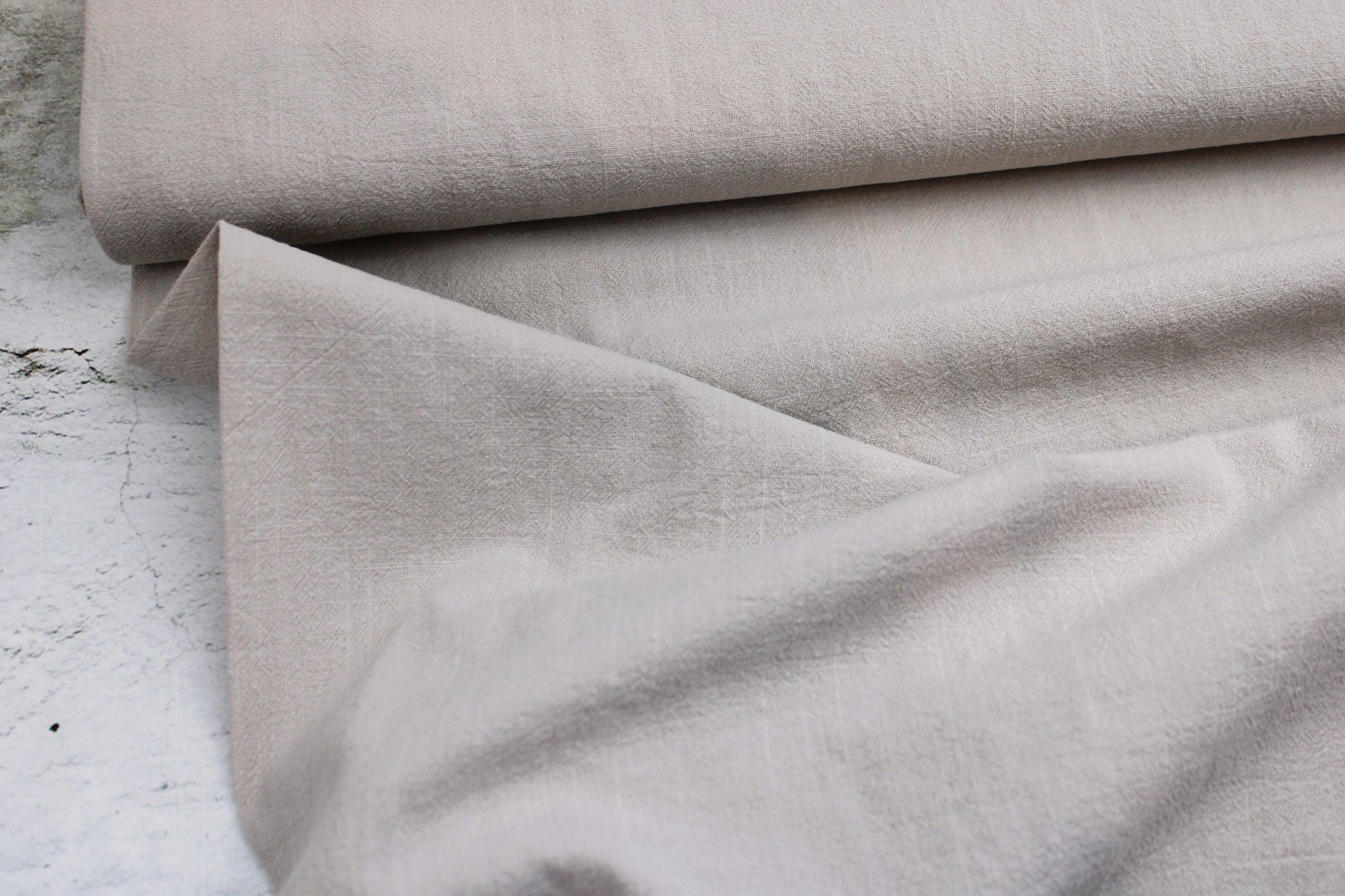 Baumwollstoff Franky mit Crepestruktur in Beige Ballenansicht