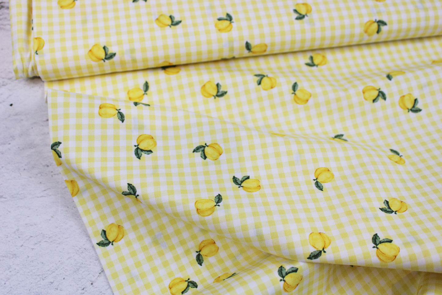 Baumwollstoff Fruta kleine Früchte auf gelb-weiß kariertem Grund Ballenansicht