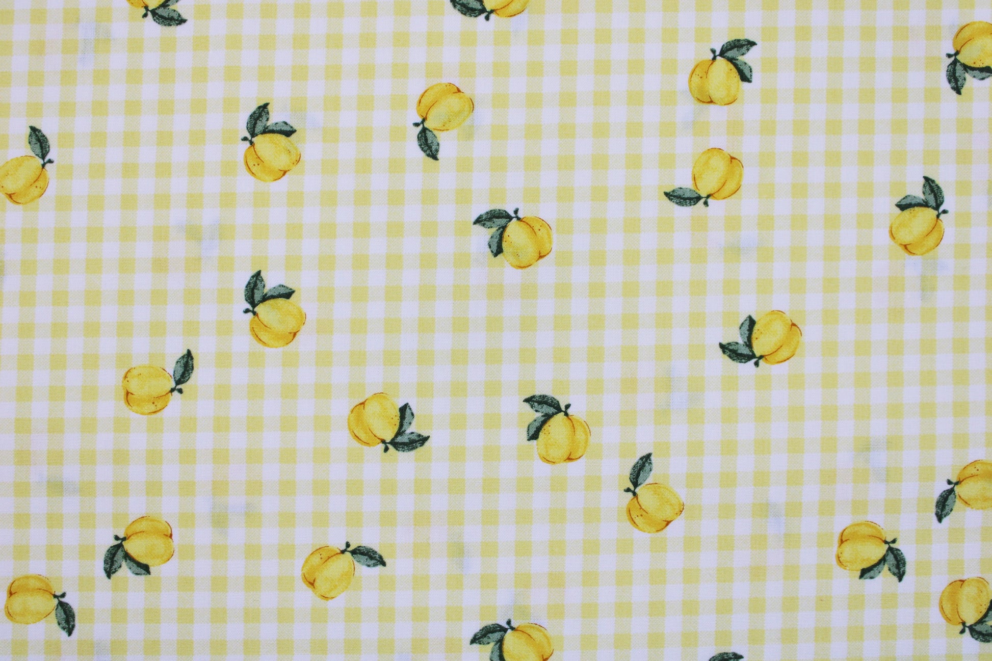 Baumwollstoff Fruta kleine Früchte auf gelb-weiß kariertem Grund Detailbild