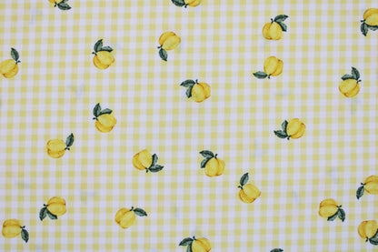 Baumwollstoff Fruta kleine Früchte auf gelb-weiß kariertem Grund Detailbild