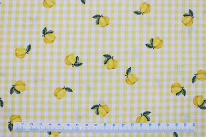Baumwollstoff Fruta kleine Früchte auf gelb-weiß kariertem Grund Maßstab