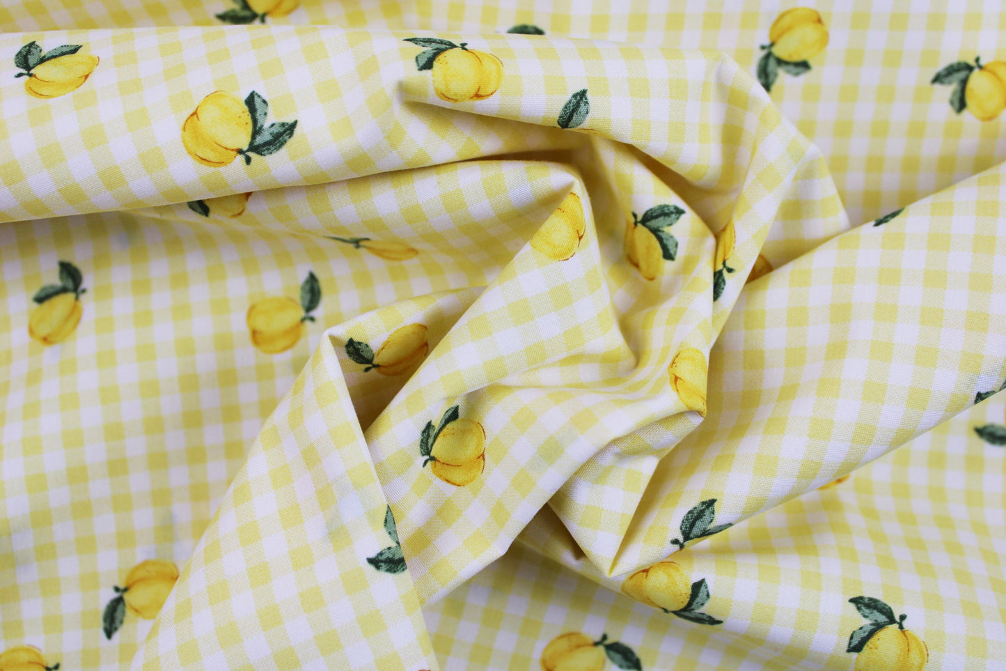 Baumwollstoff Fruta kleine Früchte auf gelb-weiß kariertem Grund gedreht