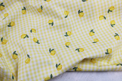 Baumwollstoff Fruta kleine Früchte auf gelb-weiß kariertem Grund