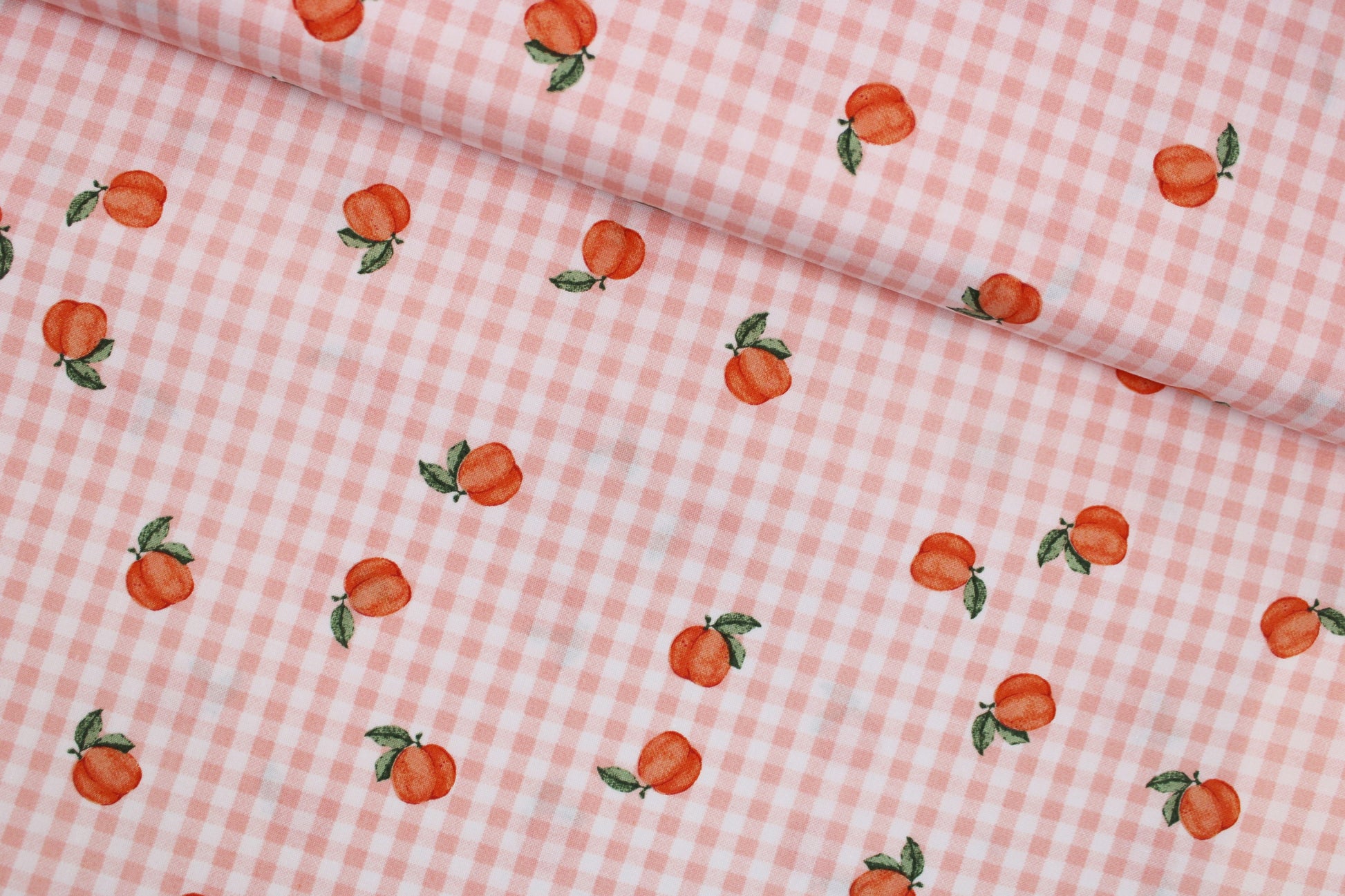 Baumwollstoff Fruta kleine Früchte auf orange-weiß kariertem Grund quer