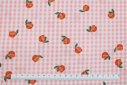 Baumwollstoff Fruta kleine Früchte auf orange-weiß kariertem Grund Maßstab