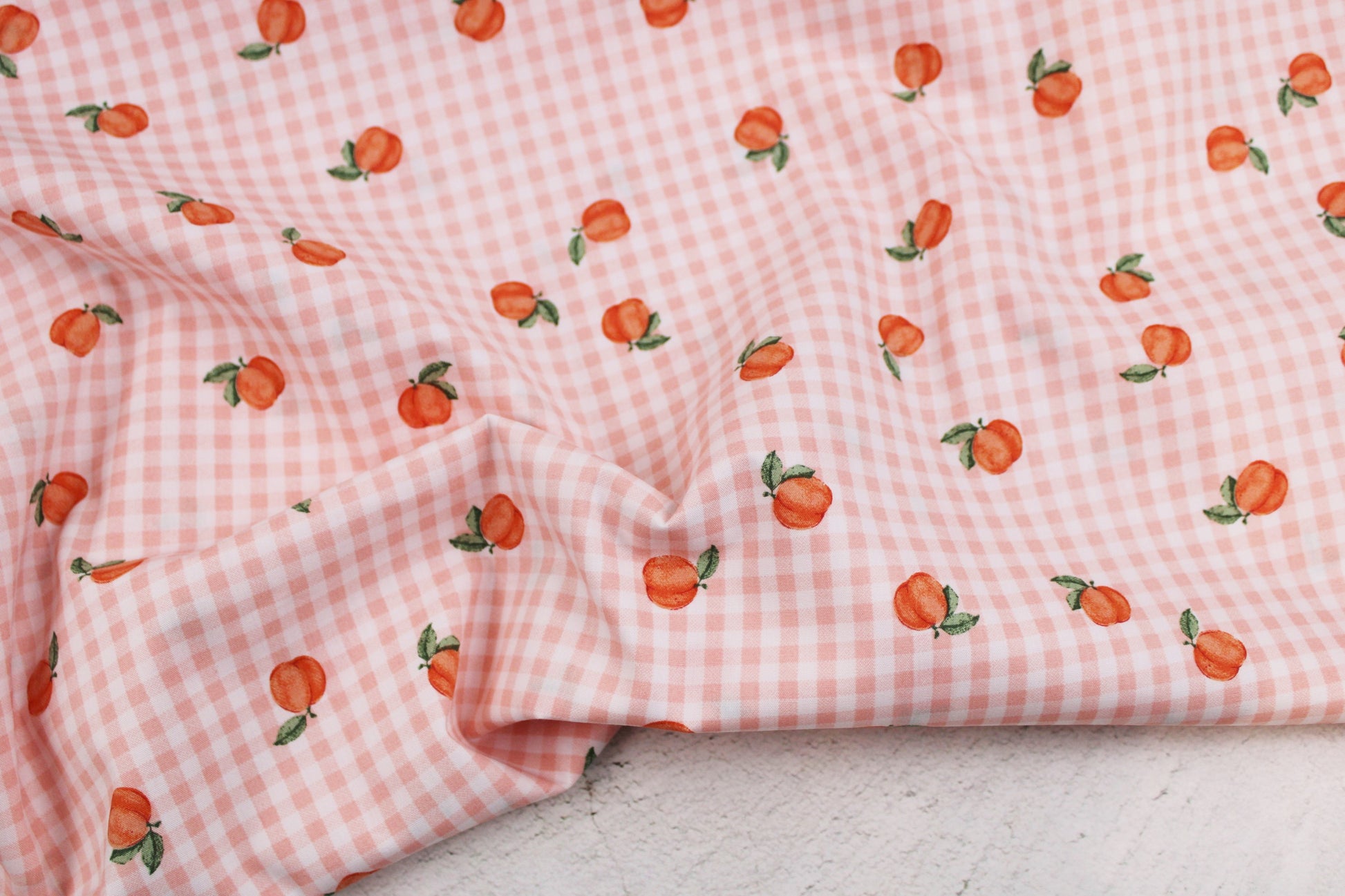 Baumwollstoff Fruta kleine Früchte auf orange-weiß kariertem Grund