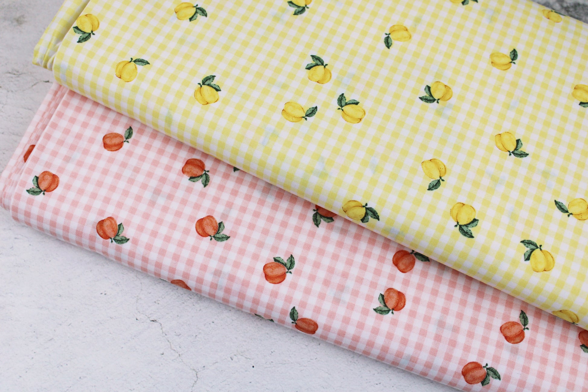 Baumwollstoff Fruta kleine Früchte auf gelb-weiß kariertem Grund verschiedene Farben