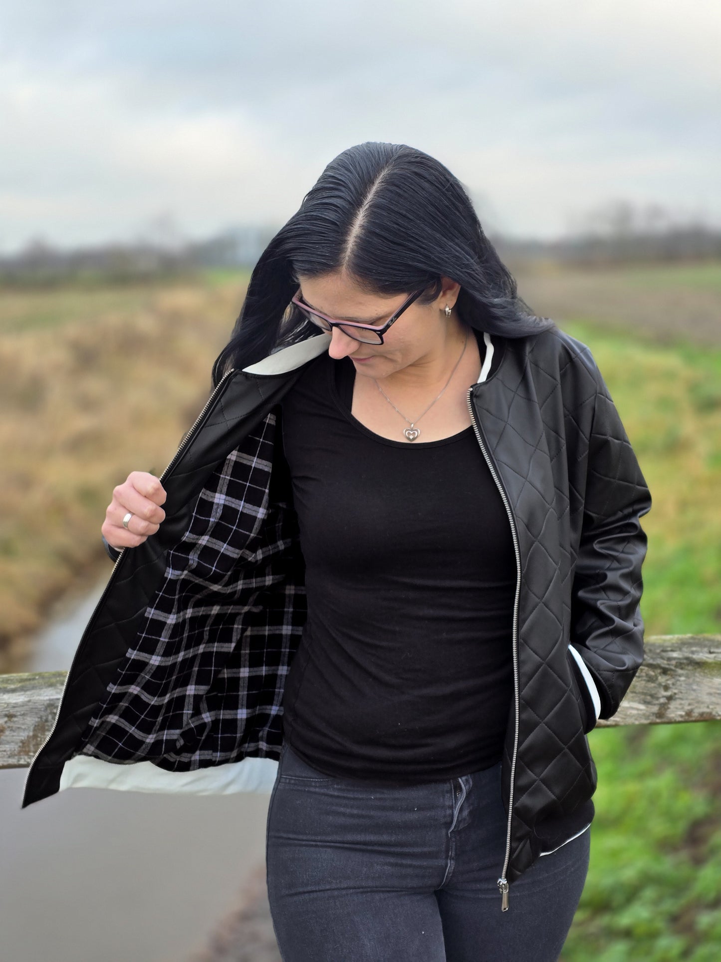 Flanellstoff Maverick aus Baumwolle mit Karos in Dunkelblau, Braun und Beige als Jackeninnenfutter vernäht