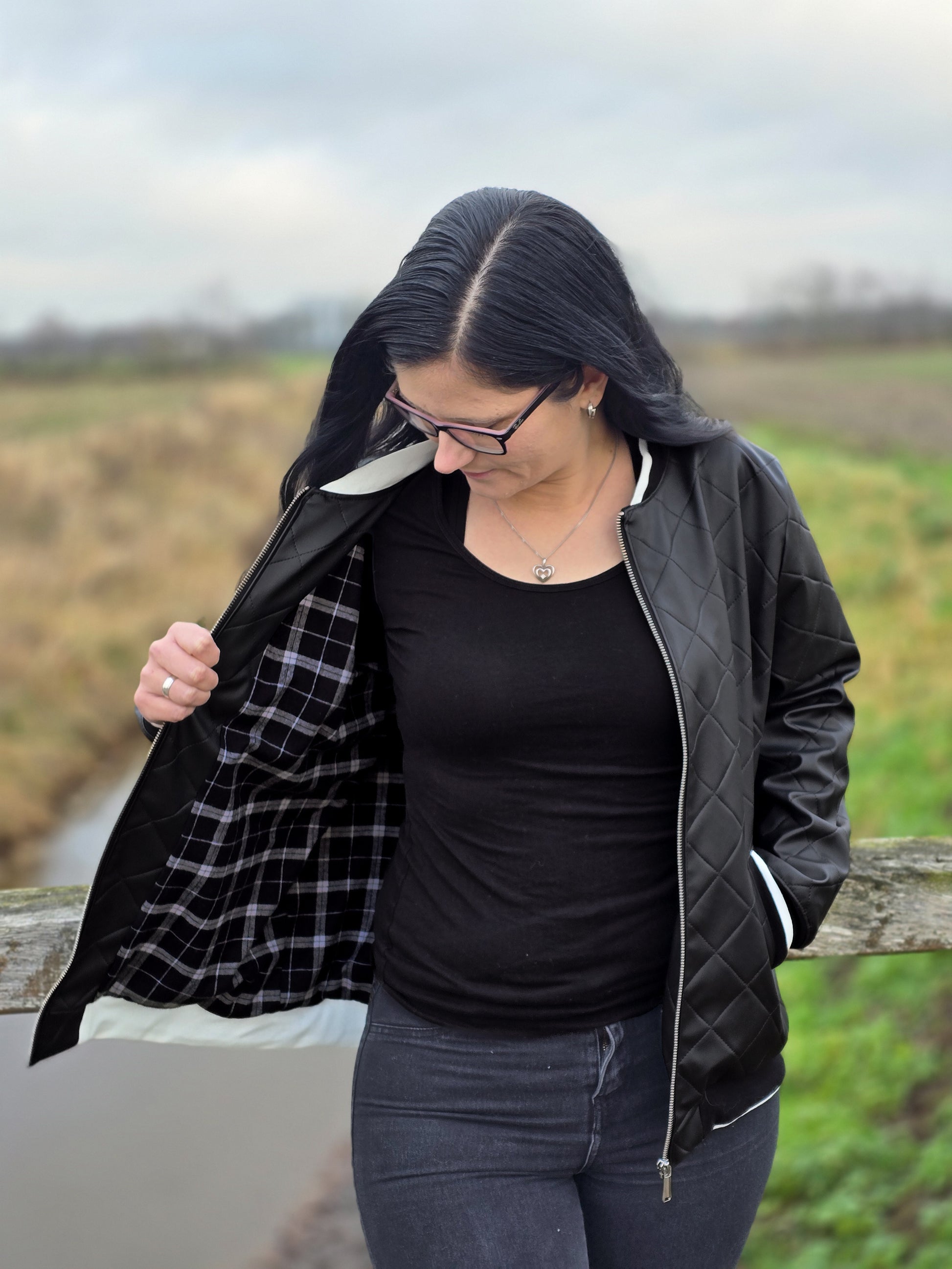 Flanellstoff Maverick aus Baumwolle mit Karos in Dunkelblau, Braun und Beige als Jackeninnenfutter vernäht