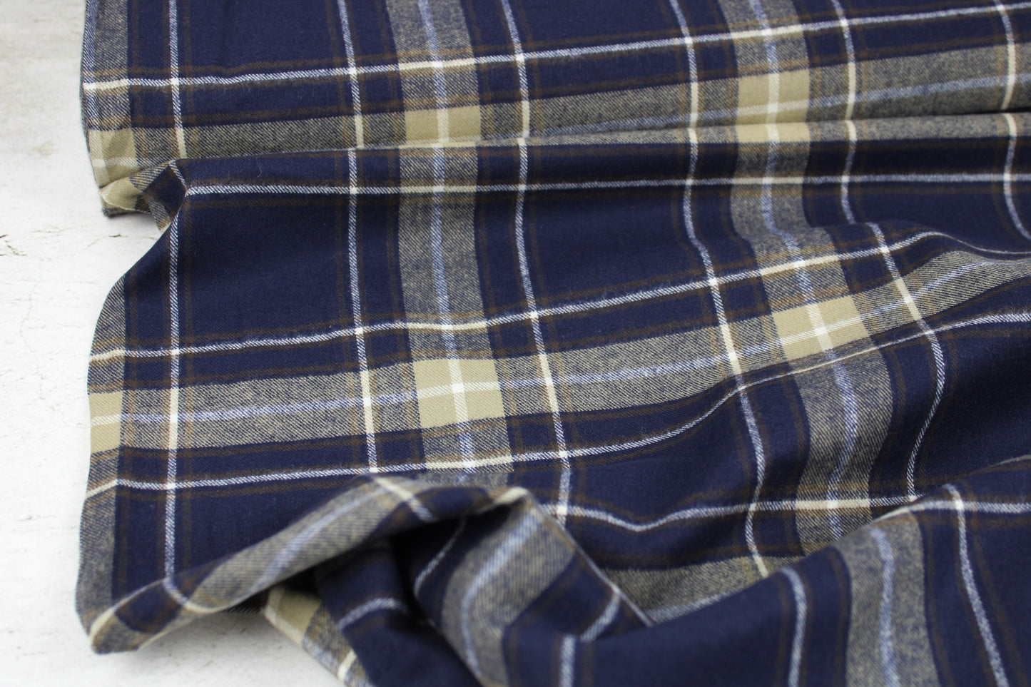 Flanellstoff Maverick aus Baumwolle mit Karos in Dunkelblau, Braun und Beige Ballenansicht