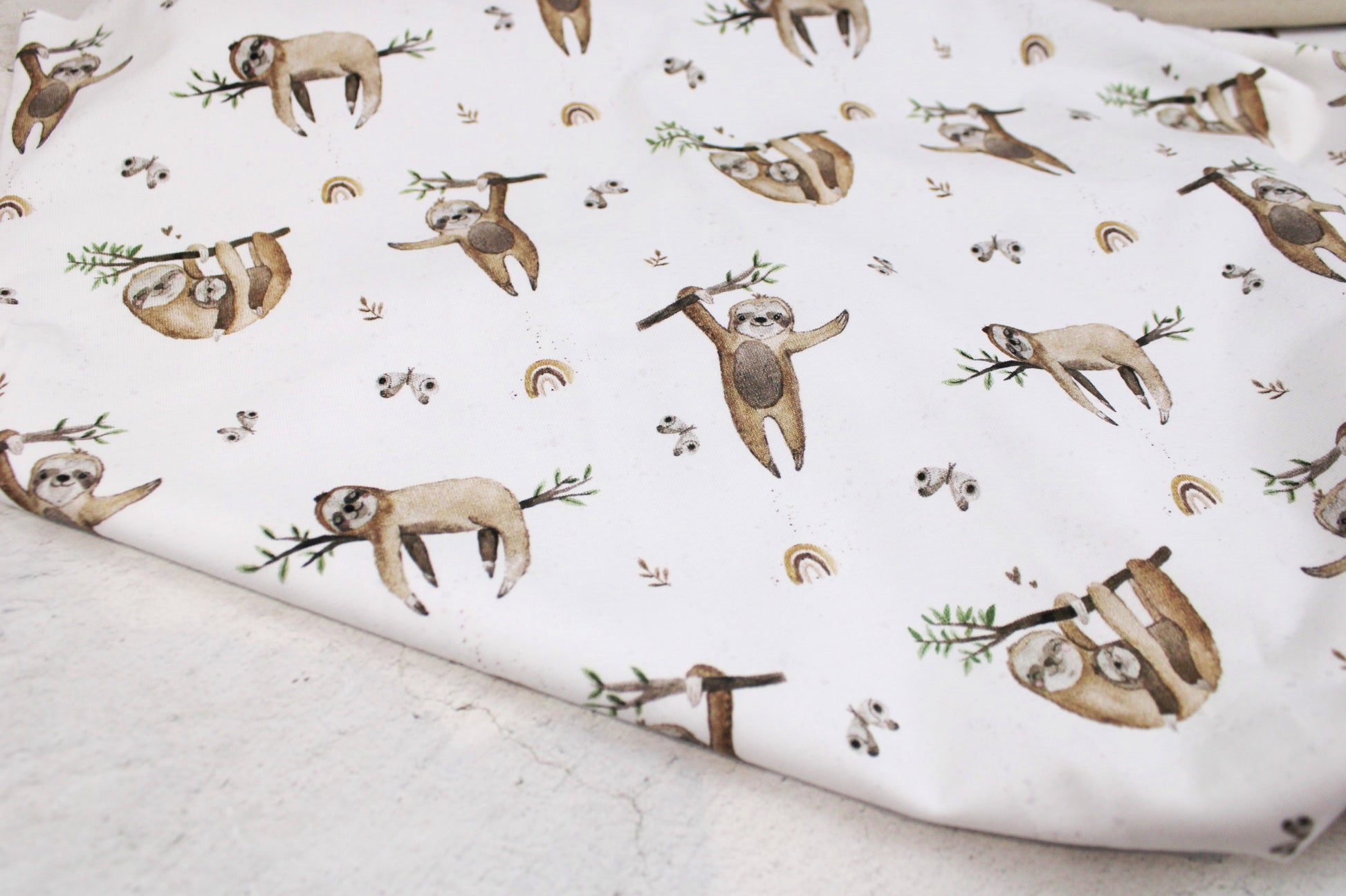 Weißer Baumwolljersey Animals mit Faultieren Ballenansicht