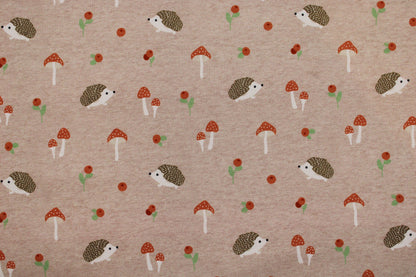 Baumwolljersey Aron mit kleinen Igeln und Pilzen auf Beige farbenem Grund Detailbild