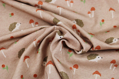 Baumwolljersey Aron mit kleinen Igeln und Pilzen auf Beige farbenem Grund gedreht