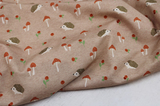 Baumwolljersey Aron mit kleinen Igeln und Pilzen auf Beige farbenem Grund