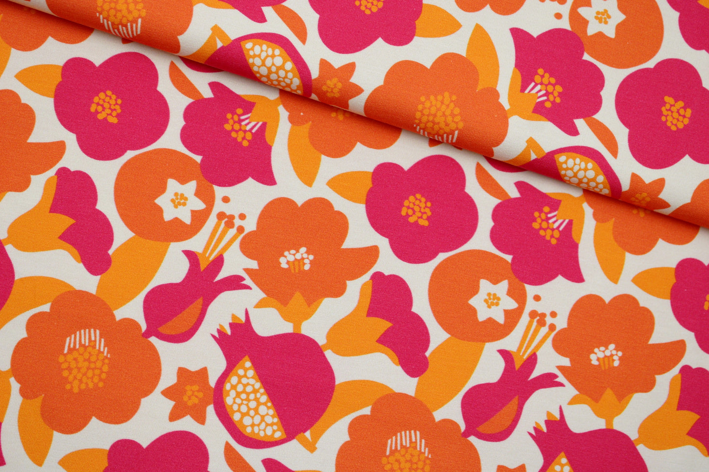 Baumwolljersey mit Retroblumen in Orange- und Pinktönen quer