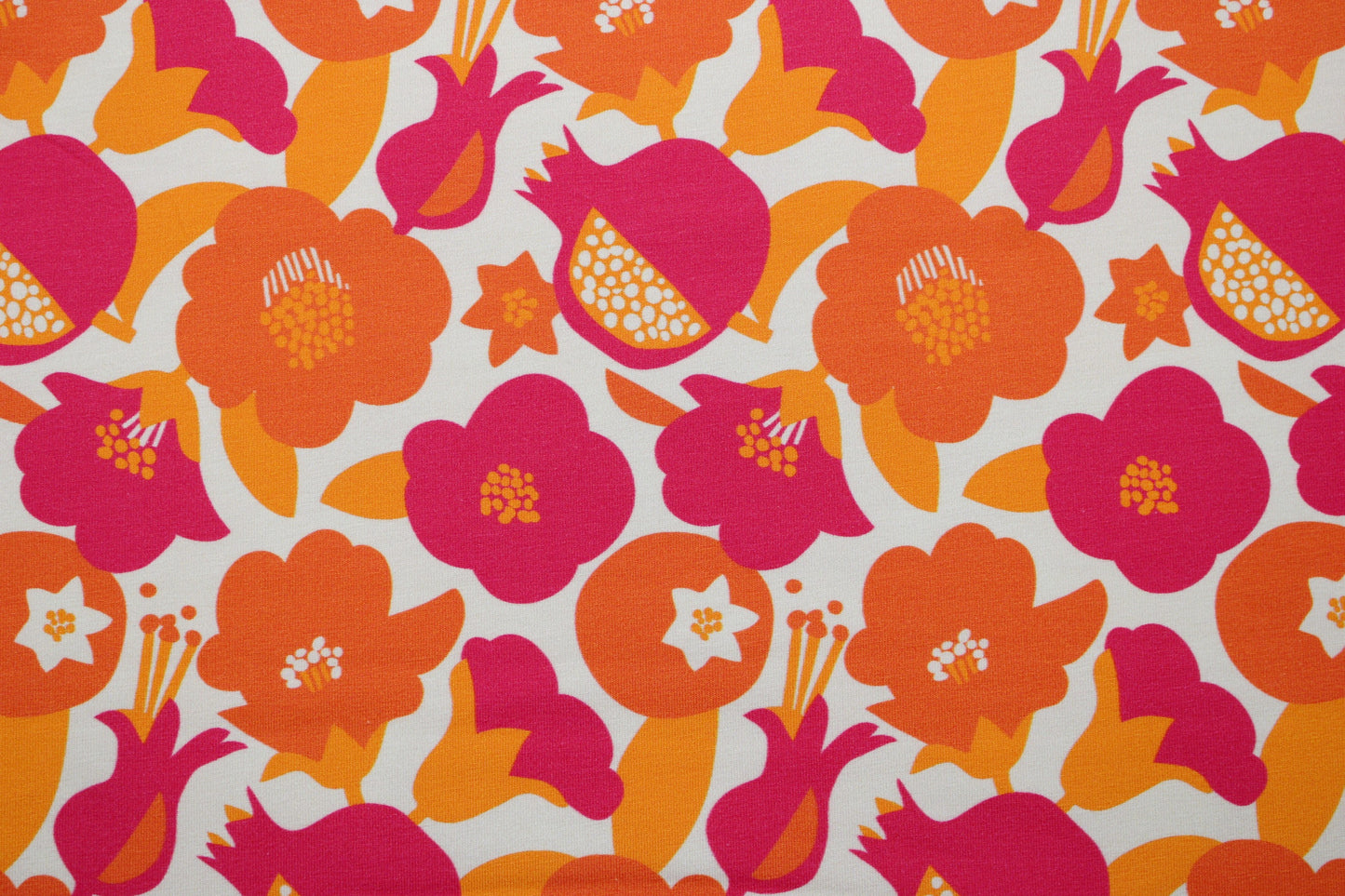 Baumwolljersey mit Retroblumen in Orange- und Pinktönen Detailbild