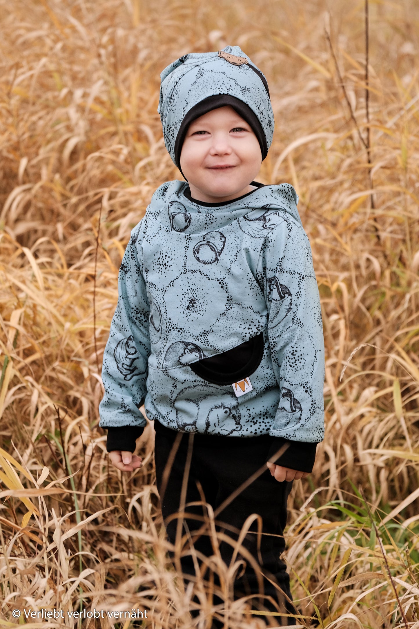 Baumwolljersey Dormido mit schlafenden Füchsen in blau als Kinderhoodie vernäht