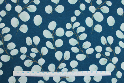 Baumwolljersey Fine Eukalyptus mit kleinen mintfarbenen Blättern auf petrol Grund Maßstab