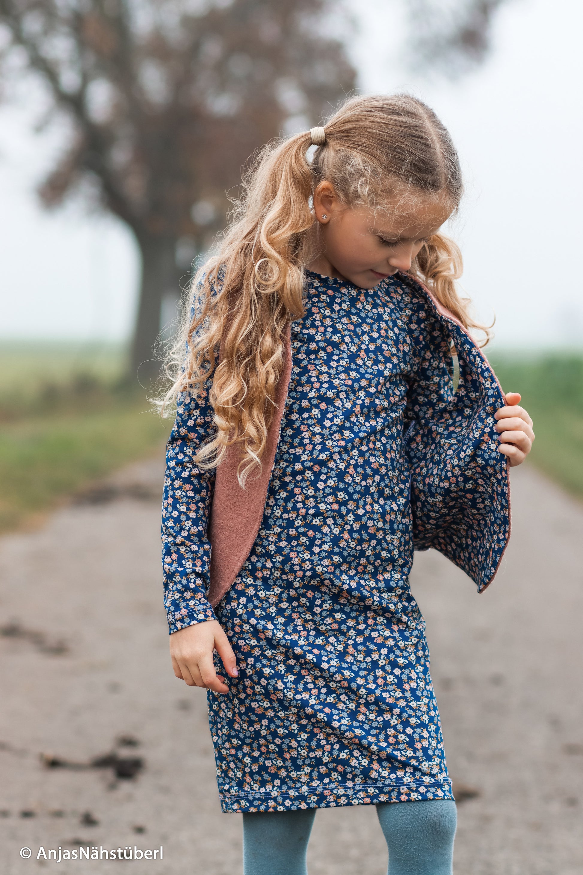Baumwolljersey Flowers & Wood mit zarten Blümchen auf dunkelblauem Grund als Kinderkleid vernäht
