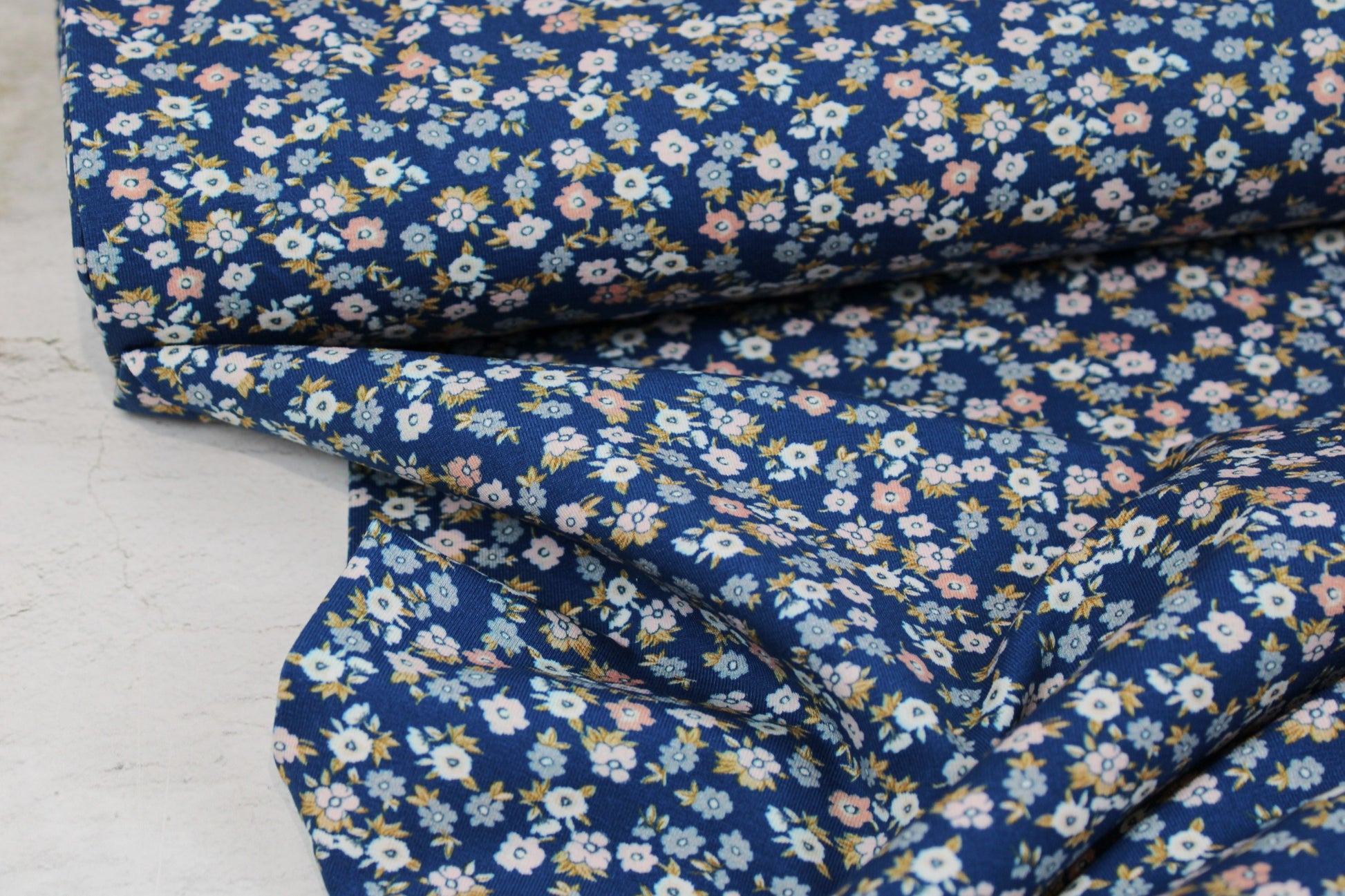 Baumwolljersey Flowers & Wood mit zarten Blümchen auf dunkelblauem Grund Ballenansicht