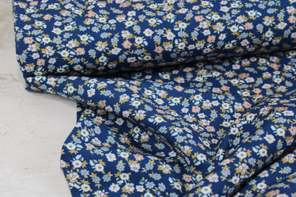 Baumwolljersey Flowers & Wood mit zarten Blümchen auf dunkelblauem Grund Ballenansicht
