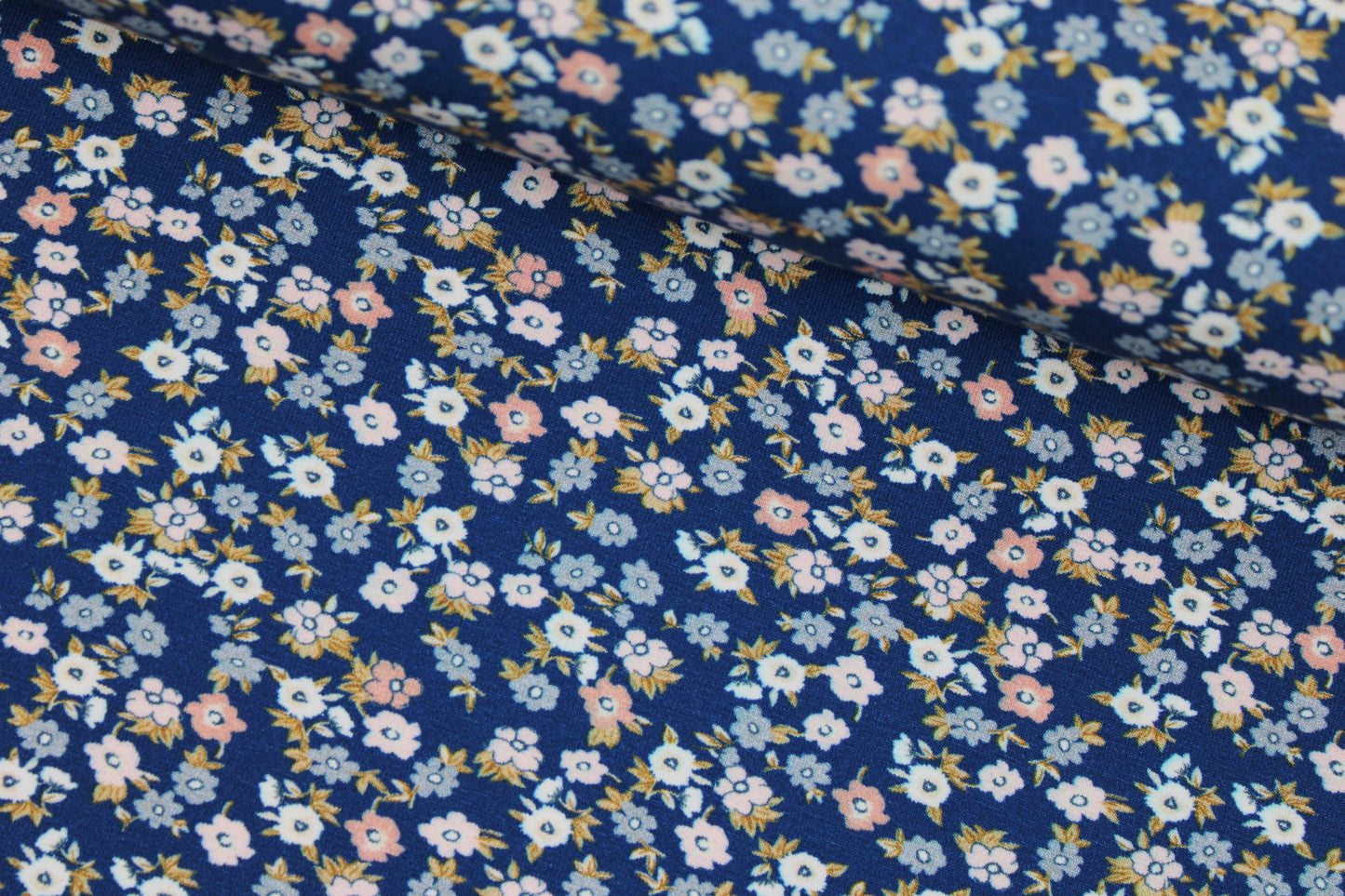 Baumwolljersey Flowers & Wood mit zarten Blümchen auf dunkelblauem Grund quer