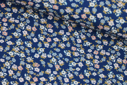Baumwolljersey Flowers & Wood mit zarten Blümchen auf dunkelblauem Grund quer