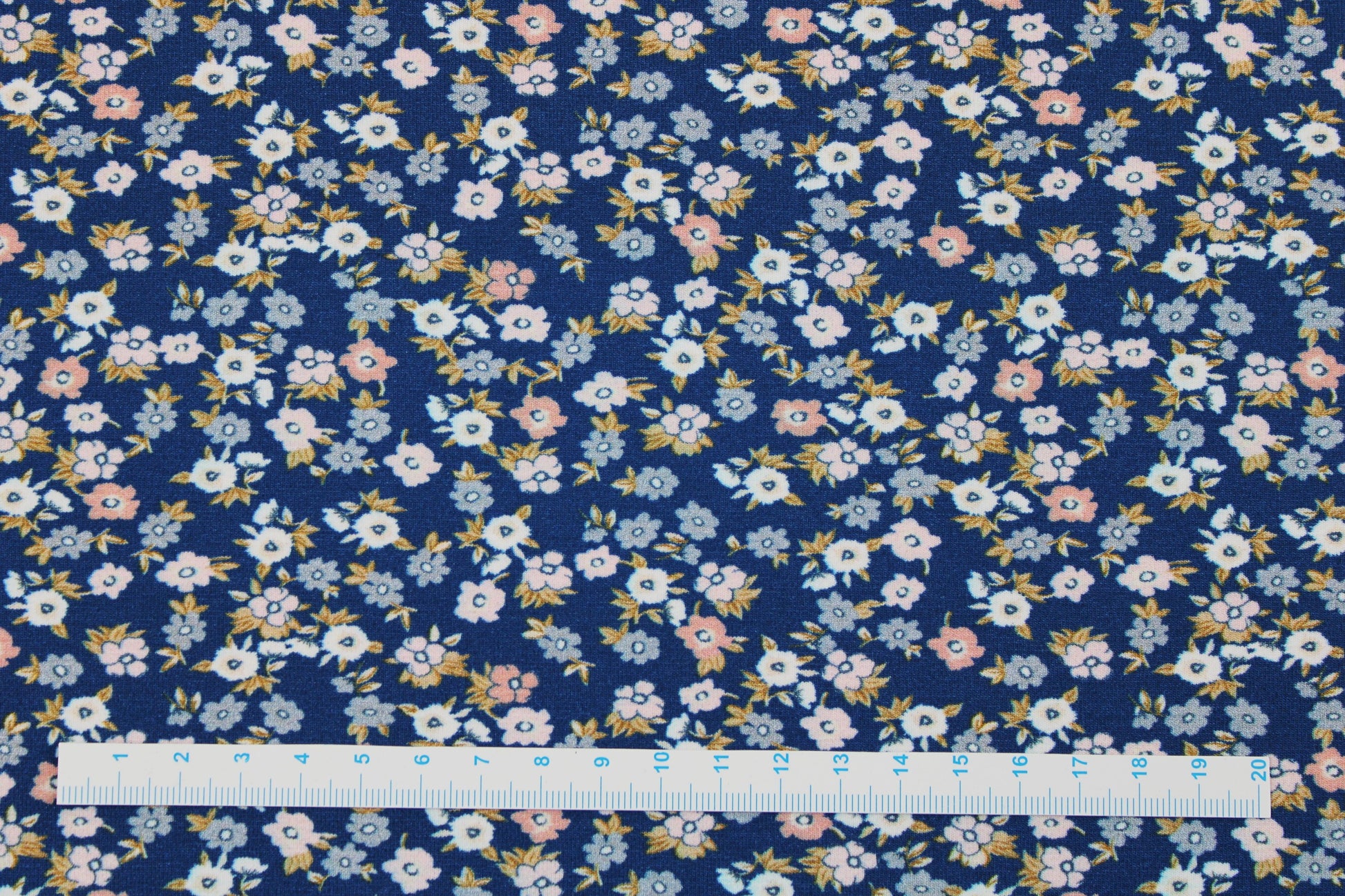 Baumwolljersey Flowers & Wood mit zarten Blümchen auf dunkelblauem Grund Maßstab