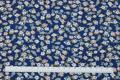 Baumwolljersey Flowers & Wood mit zarten Blümchen auf dunkelblauem Grund Maßstab