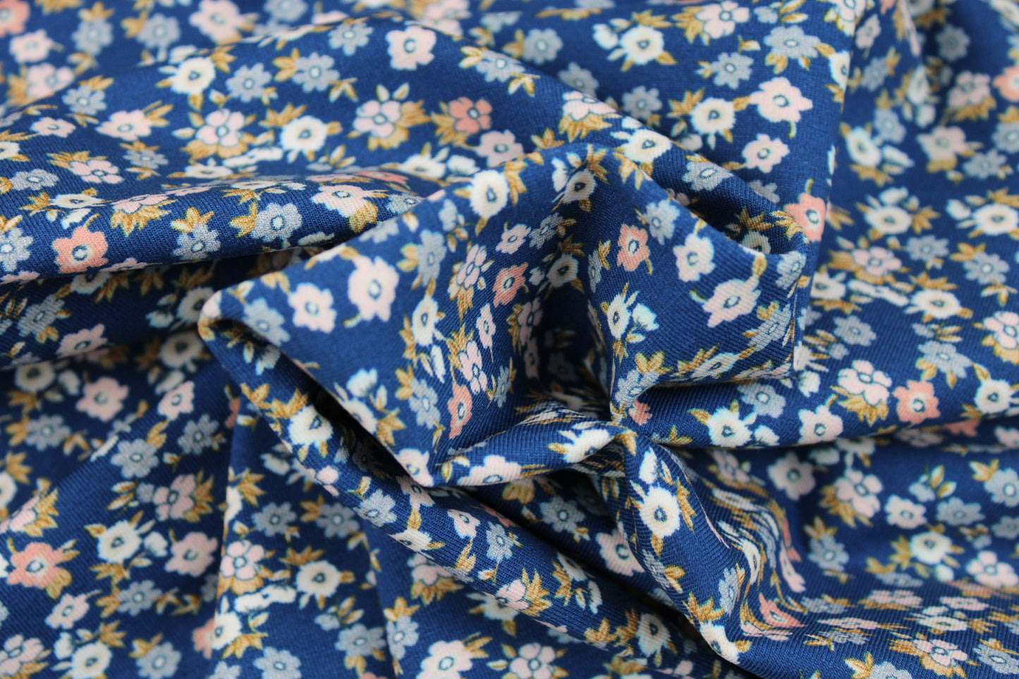 Baumwolljersey Flowers & Wood mit zarten Blümchen auf dunkelblauem Grund gedreht
