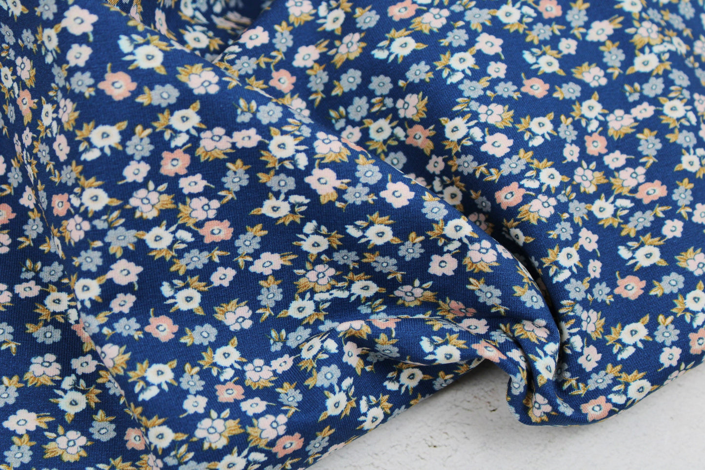 Baumwolljersey Flowers & Wood mit zarten Blümchen auf dunkelblauem Grund