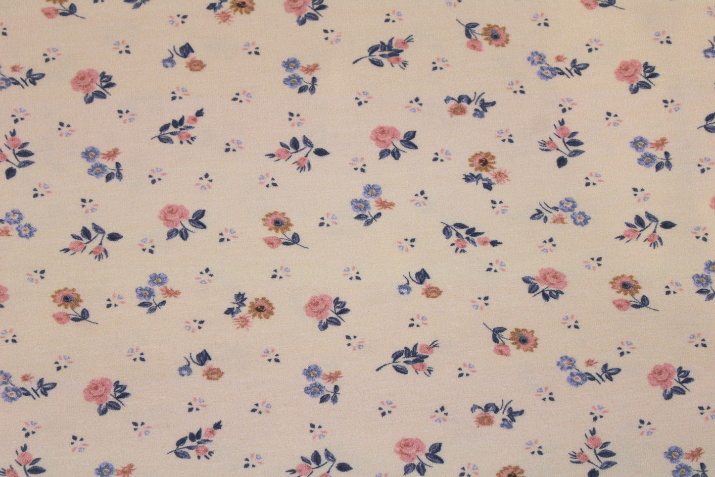 Baumwolljersey Flowers & Wood mit zarten Blümchen auf Creme farbenem Grund Detailbild