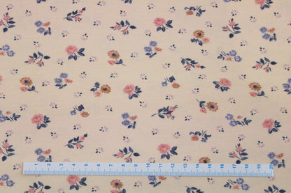 Baumwolljersey Flowers & Wood mit zarten Blümchen auf Creme farbenem Grund Maßstab