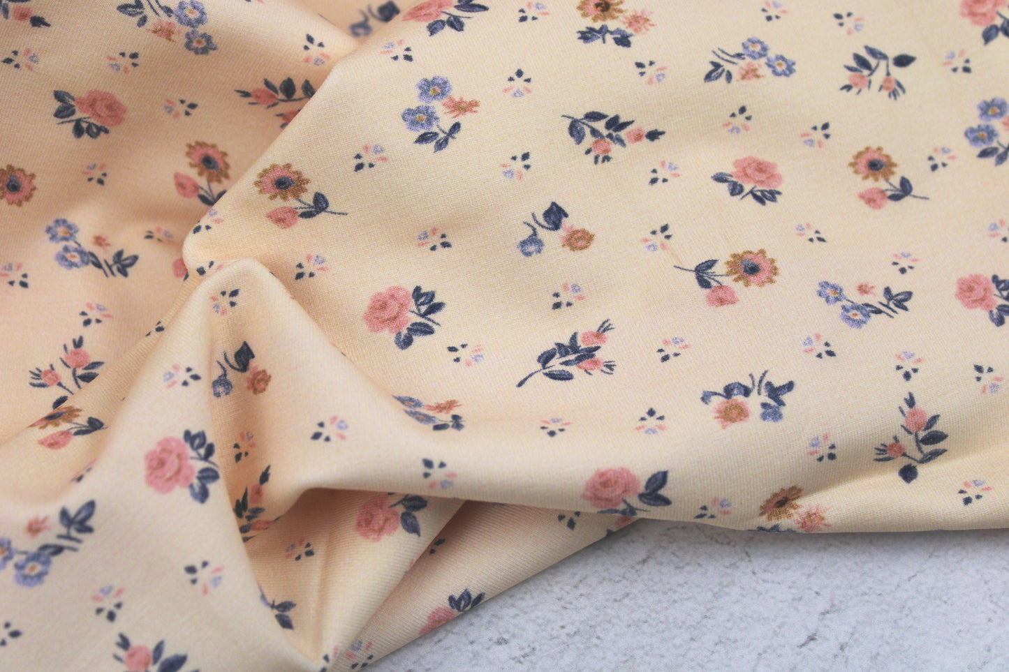 Baumwolljersey Flowers & Wood mit zarten Blümchen auf Creme farbenem Grund