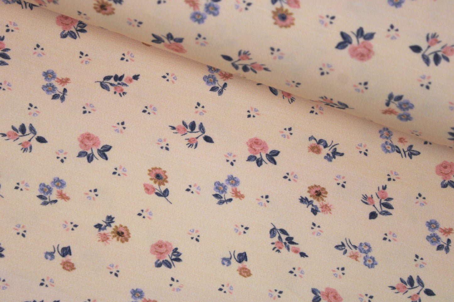 Baumwolljersey Flowers & Wood mit zarten Blümchen auf Creme farbenem Grund quer