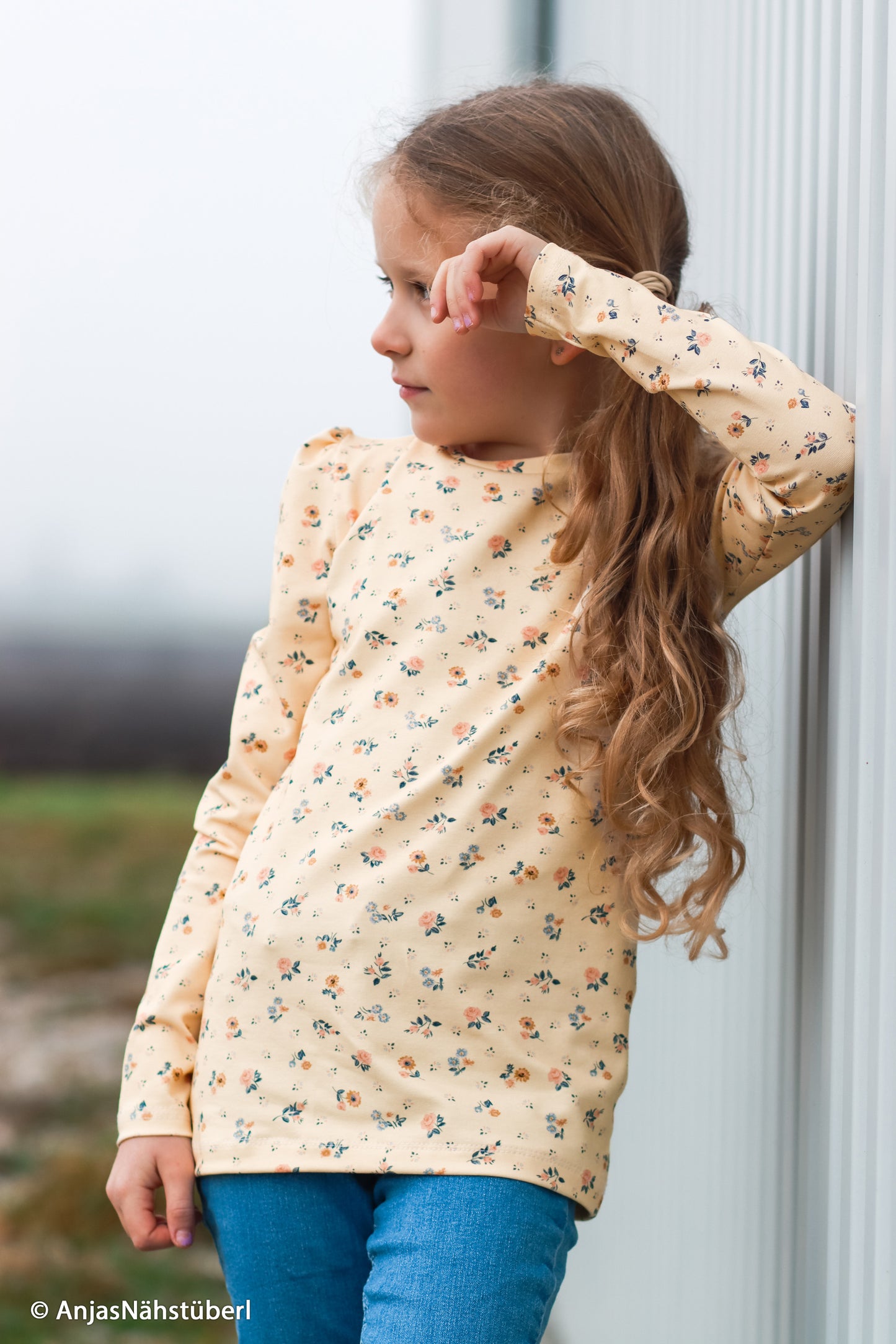 Baumwolljersey Flowers & Wood mit zarten Blümchen auf Creme farbenem Grund als Kindershirt vernäht