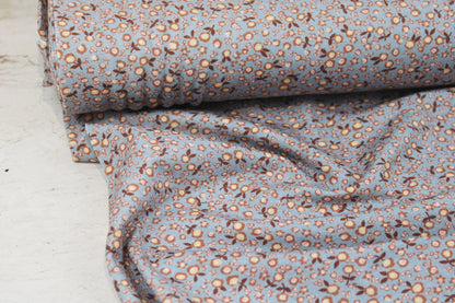 Baumwolljersey Flowers & Wood mit kleinen Blümchen in hellblau und rose Ballenansicht