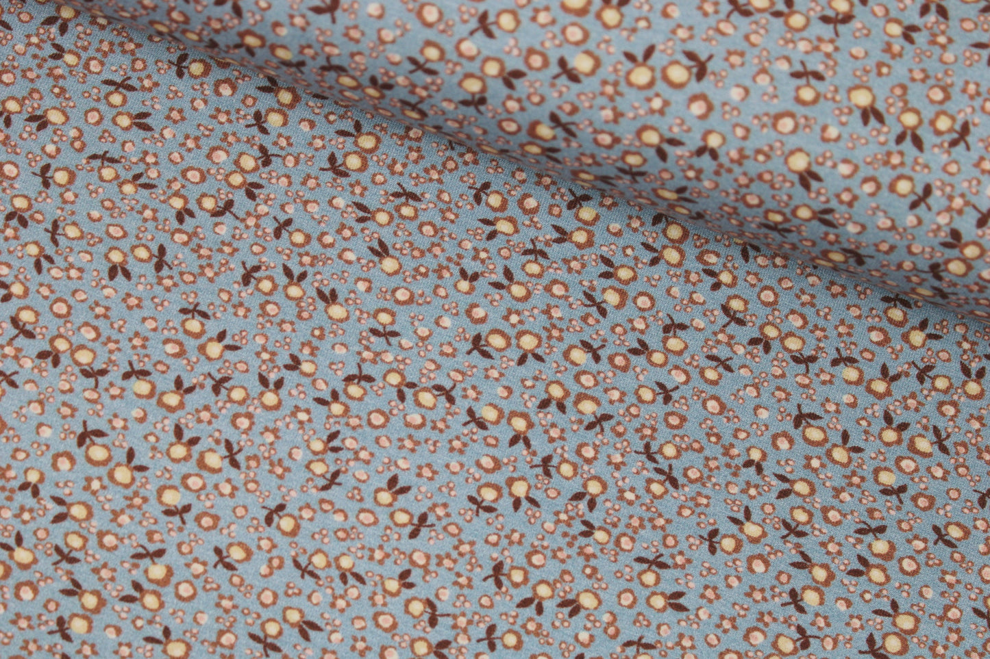 Baumwolljersey Flowers & Wood mit kleinen Blümchen in hellblau und rose quer