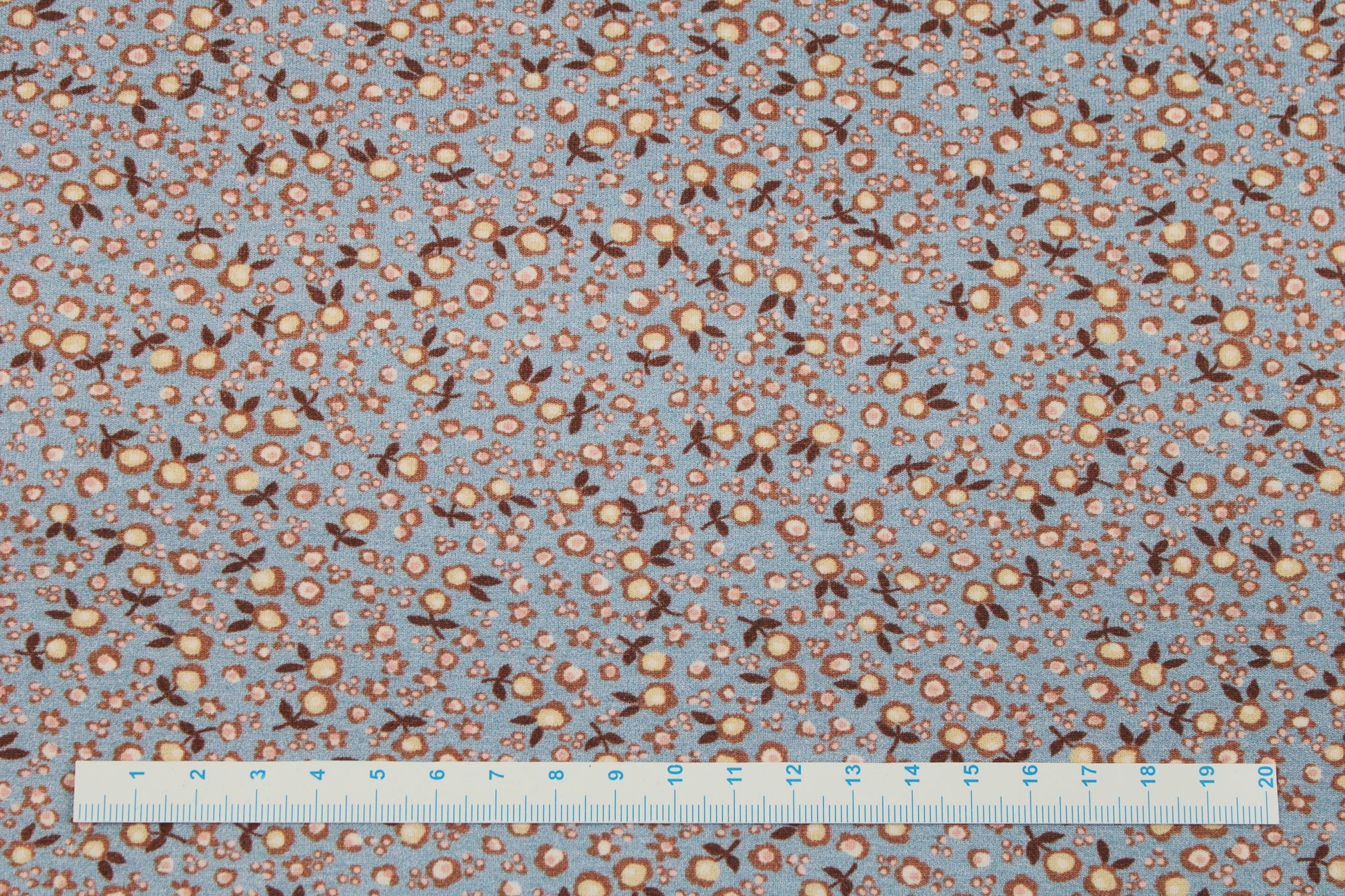 Baumwolljersey Flowers & Wood mit kleinen Blümchen in hellblau und rose Maßstab