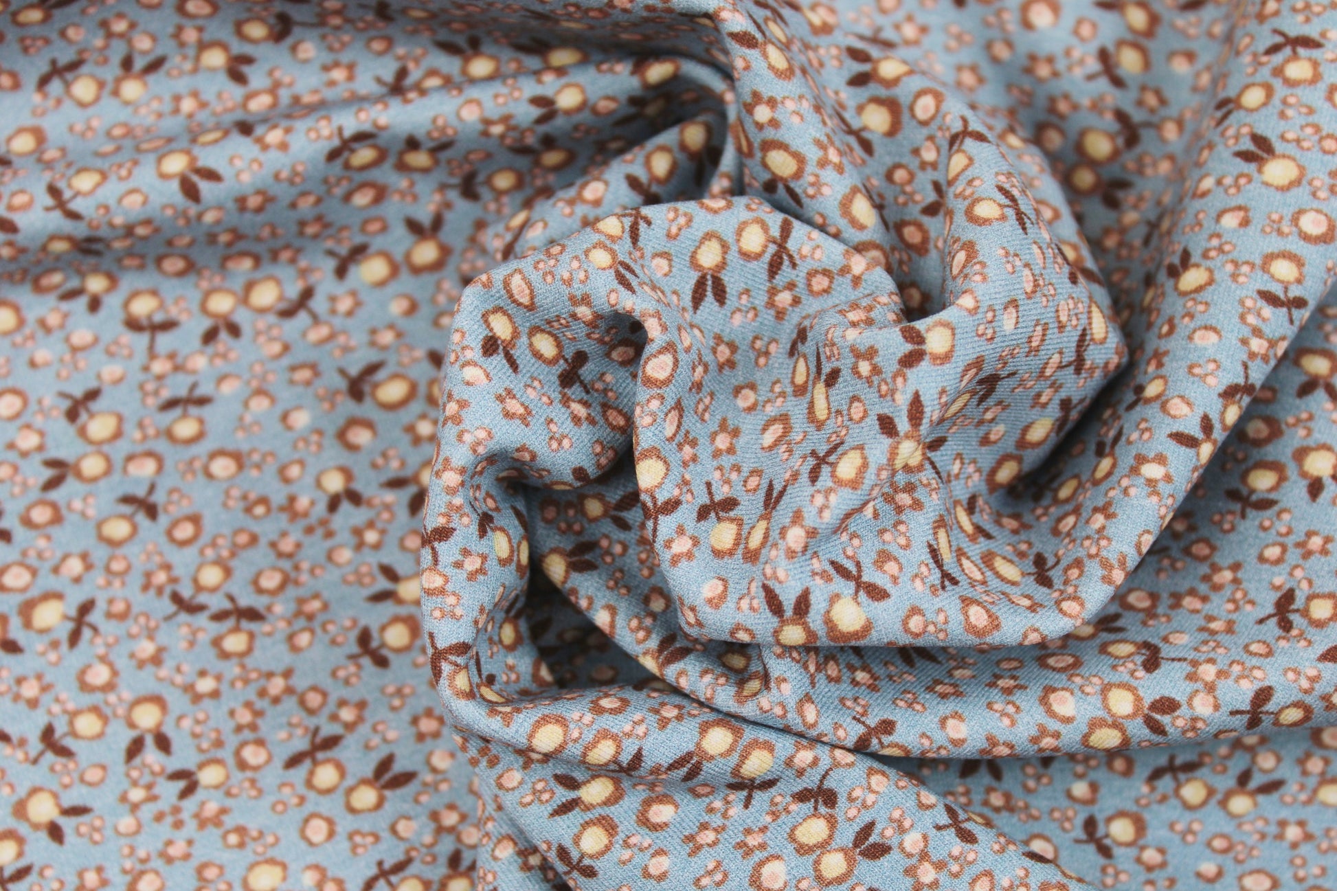 Baumwolljersey Flowers & Wood mit kleinen Blümchen in hellblau und rose gedreht