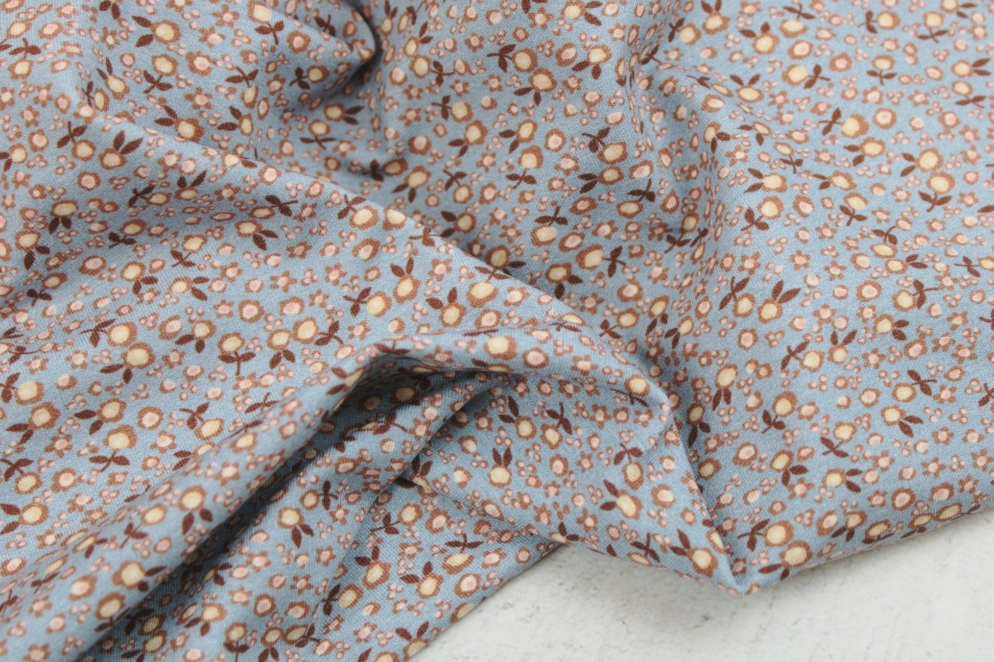 Baumwolljersey Flowers & Wood mit kleinen Blümchen in hellblau und rose