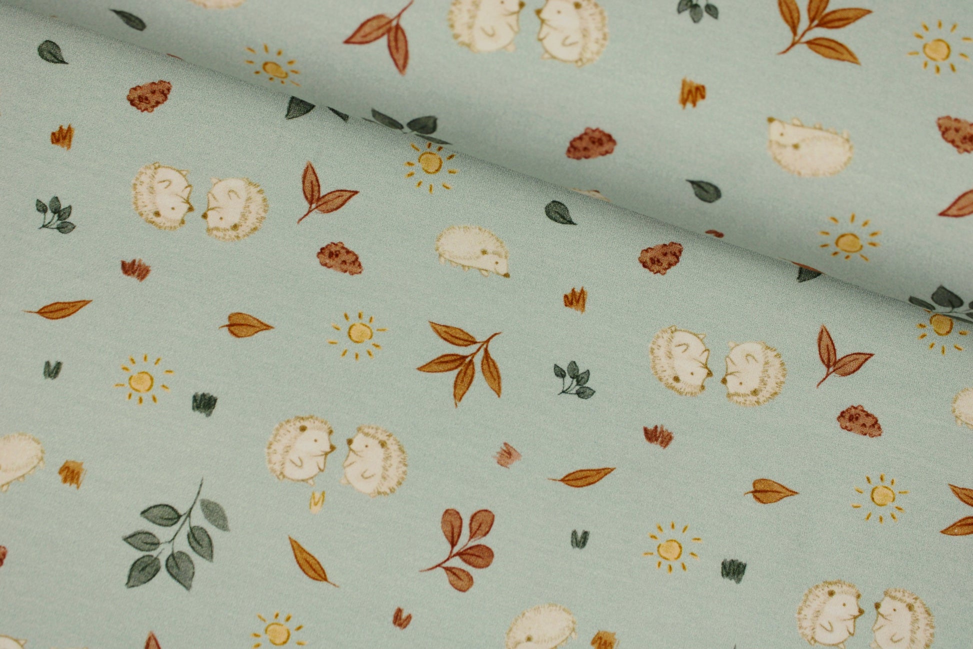 Mintfarbener Baumwolljersey Forest Friends mit Igeln quer