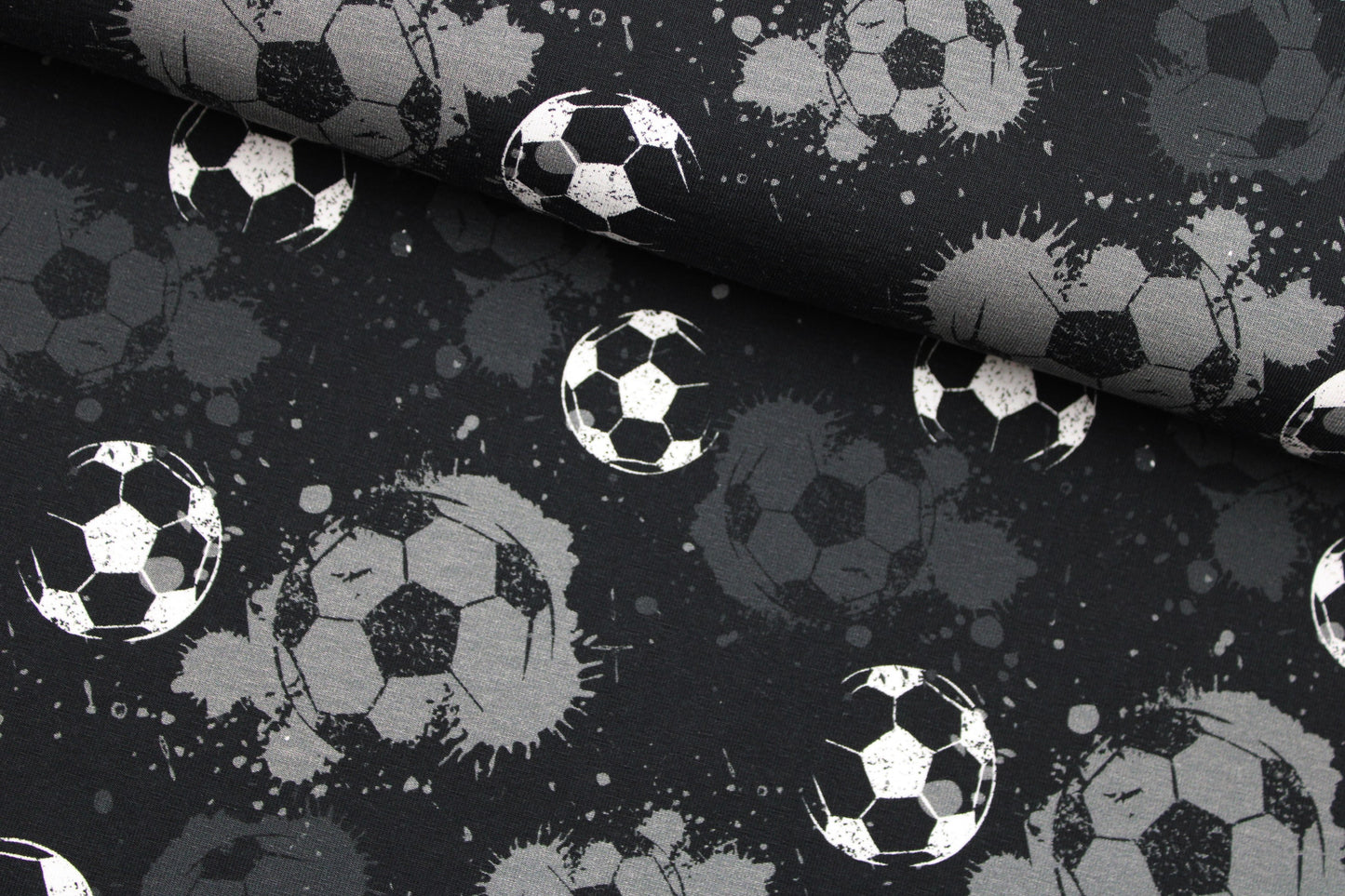 Schwarzer Baumwolljersey mit Fußball-Motiv in grau und weiß quer
