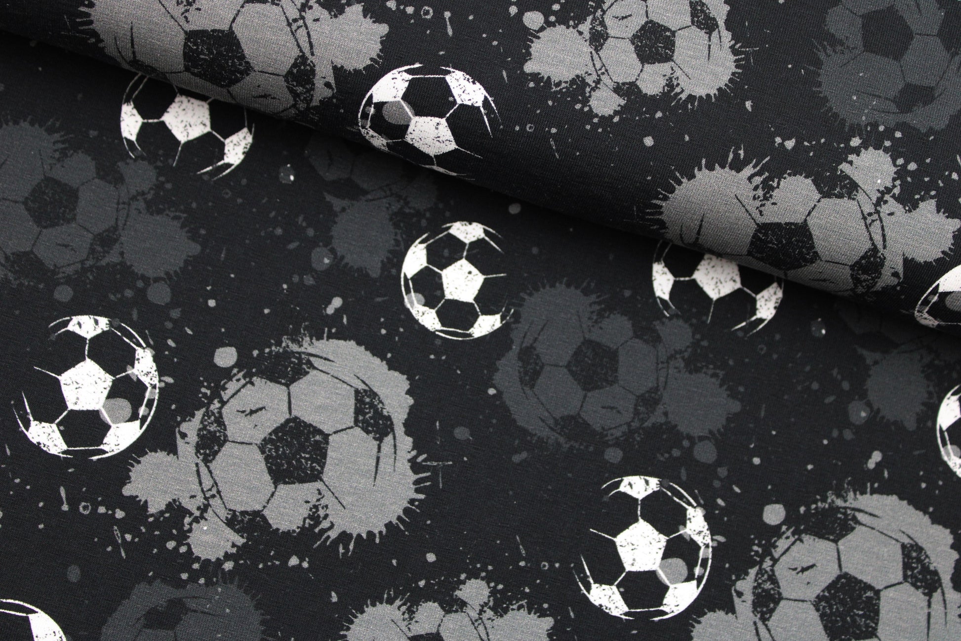 Schwarzer Baumwolljersey mit Fußball-Motiv in grau und weiß quer