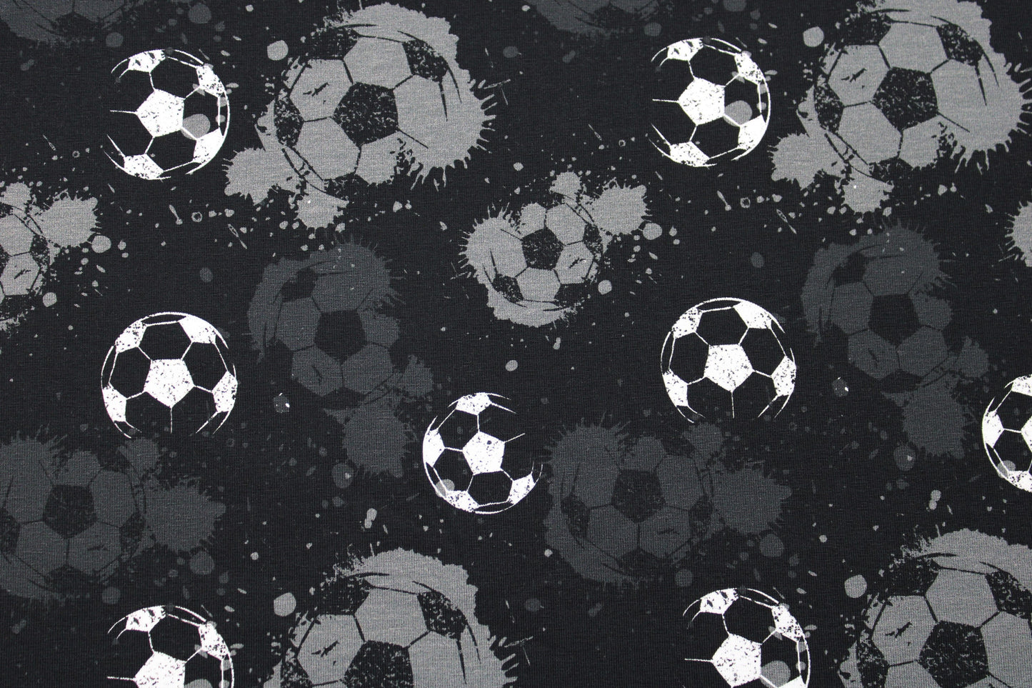 Schwarzer Baumwolljersey mit Fußball-Motiv in grau und weiß Detailbild
