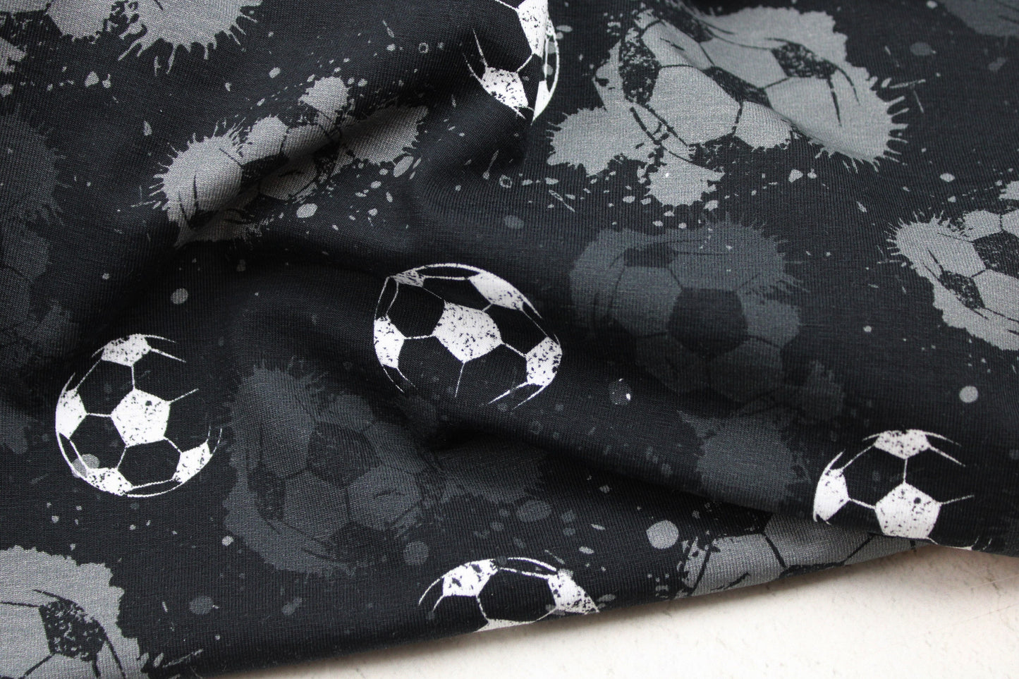 Schwarzer Baumwolljersey mit Fußball-Motiv in grau und weiß