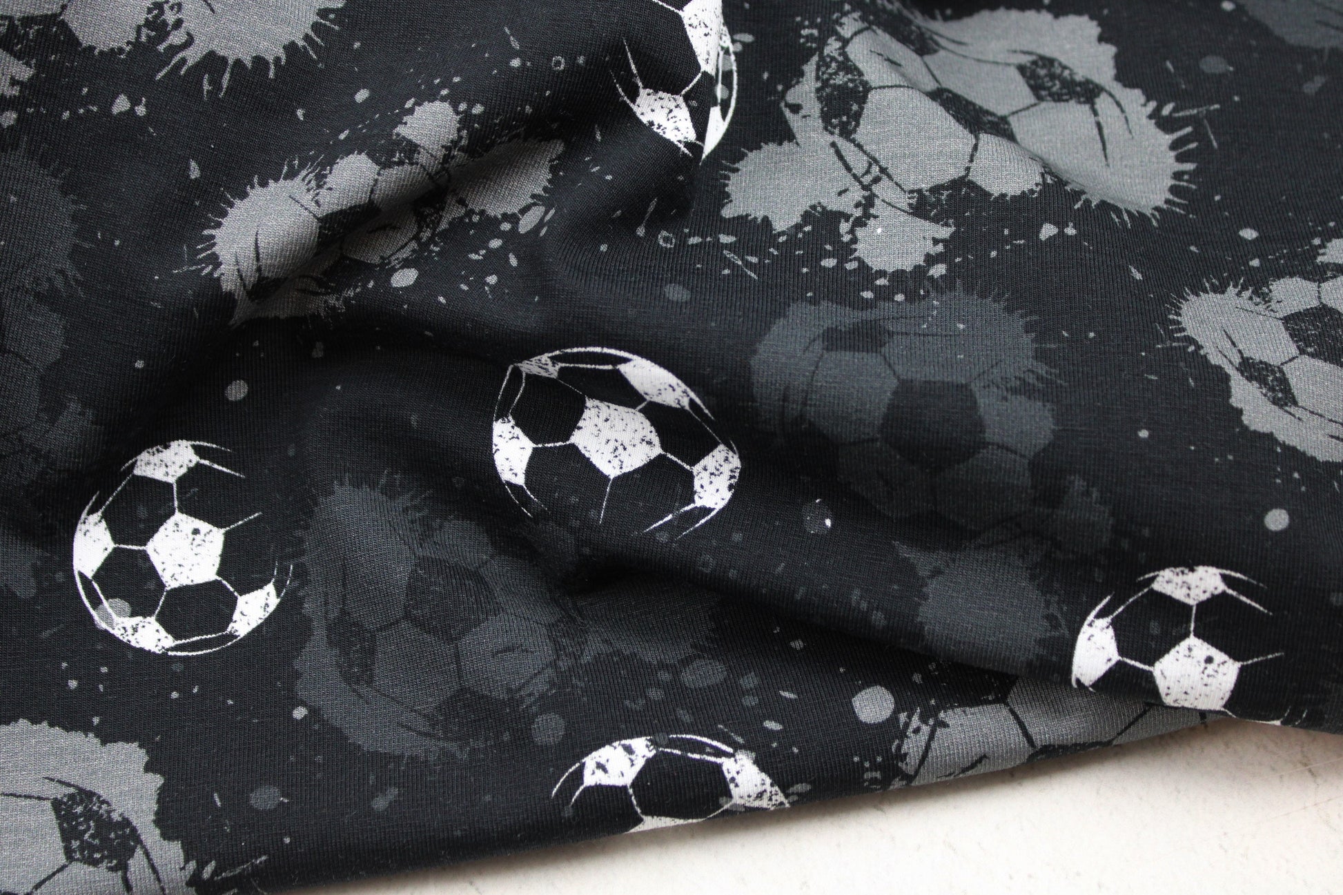 Schwarzer Baumwolljersey mit Fußball-Motiv in grau und weiß